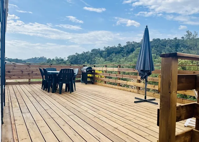 Joli Chalet avec grande terrasse et accès piscine